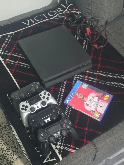 PLAYSTATION 4 Slim