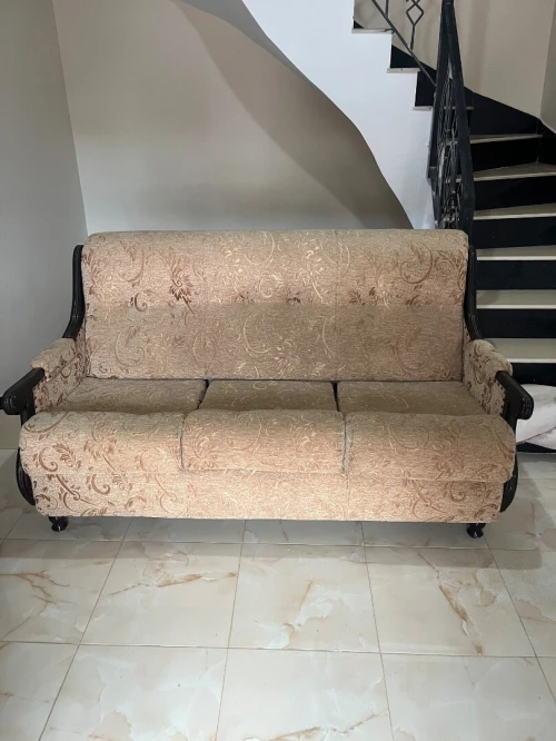 Fauteuil et deux banquette