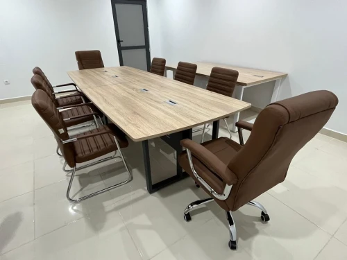 Tables de réunion professionnelles disponibles