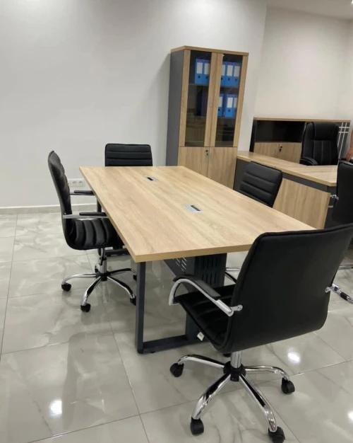 Tables de réunion professionnelles disponibles