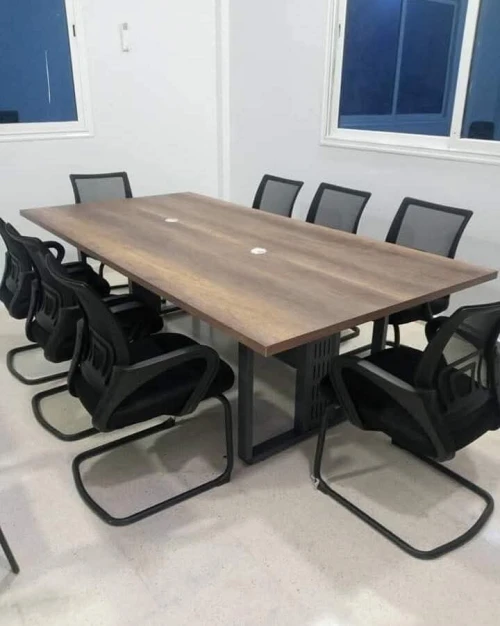 Tables de réunion professionnelles disponibles