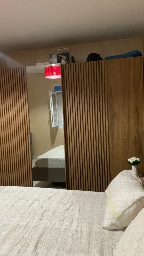 une chambre simple et moderne