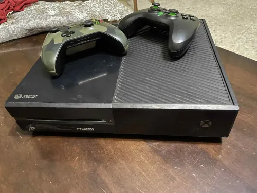Xbox one 500gb 2 manettes CD fifa 23 et jeux intallés chargeur d'origine