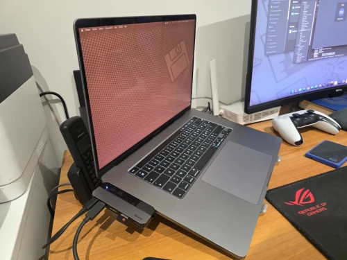 MacBook Pro 16" 2019 i9 8 coeurs 16GB/1TB Nvme AMD Radeon 5500M Pro 4 Go + UHD 1536 Mo Cycle 269