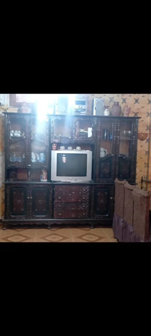 Bibliothèque avec télé 