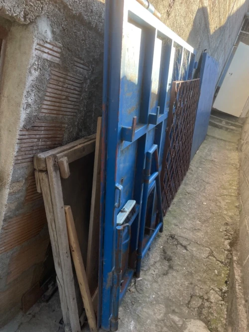 Lot portail en metal et rideaux de garage 