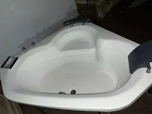 Baignoire jacuzzi angle 