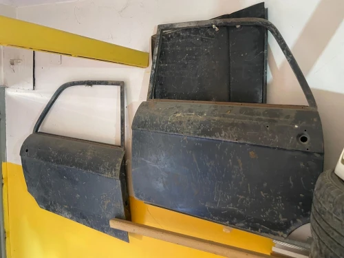 02 portes + 1 paneau de Porte + Porte de cofre arriere 02 bas de caisse et 02 parchocs avant et arriere