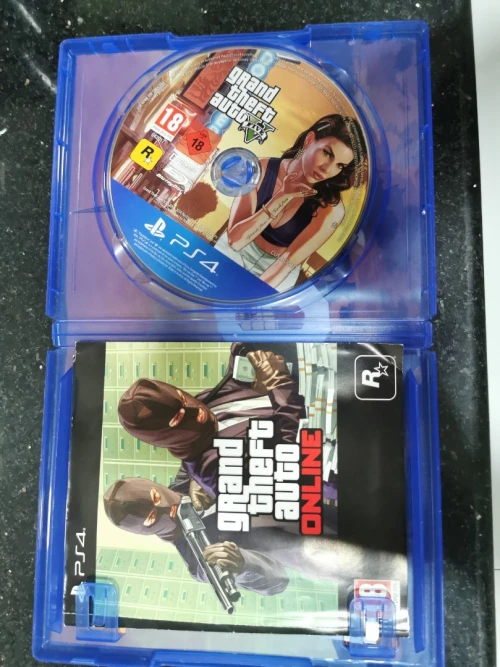 Ps4 slim 500gb avec 3 jeux Rdr +Gta5 +Nfs payback 