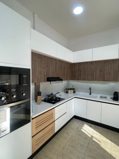 Une cuisine exposée dans un showroom 