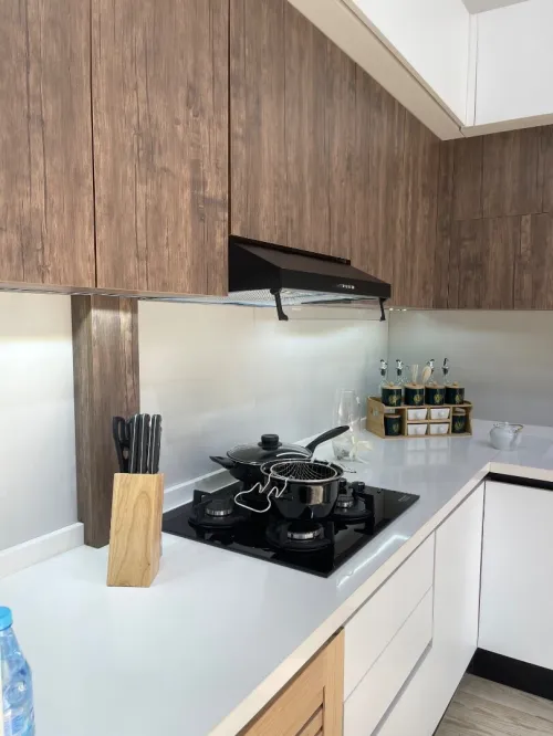 Une cuisine exposée dans un showroom 