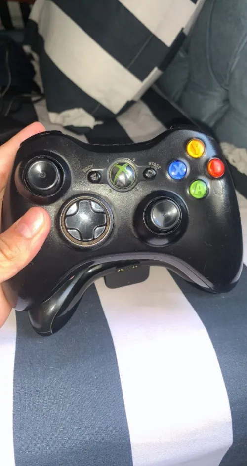 Xbox 360 slim mflashi mglishi 250Gb fih les jeux fih 2 manettes original sans fil 