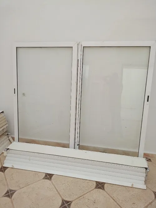 Fenêtres aluminium avec rideaux et porte balcon 