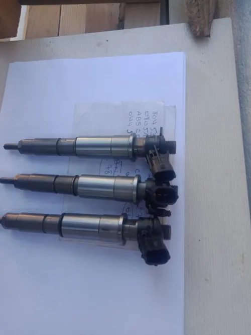 À réparer 03 injecteurs 2.0 litres naissance reneault 