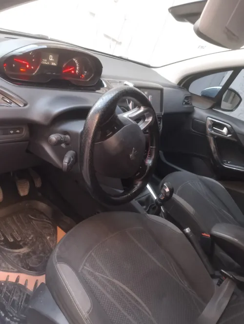 Peugeot 208 2015 Allure Facelift