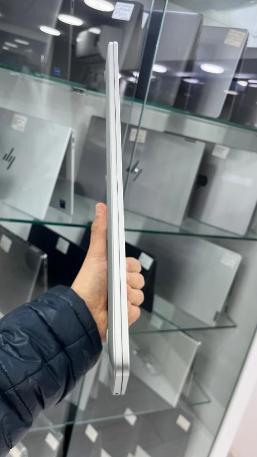 SURFACE LAPTOP 7 BUSINESS EDITION  Snapdragon(R) X 10-core 16RAM 256  SSD 13.8'' 2K TACTILE CARTE  GRAPHIC Qualcomm(R) Adreno(TM) X1-85 GPU  BATTERIE +5 HEURES ETAT NEUF GARANTIE 06 MOIS A2-6