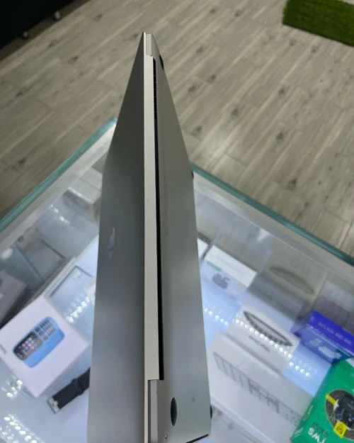  MACBOOK PRO 2019 I7 16 POUCES 512SSD 16 RAM CYCLE 79 AMD RADEON PRO 5300M 04 GO