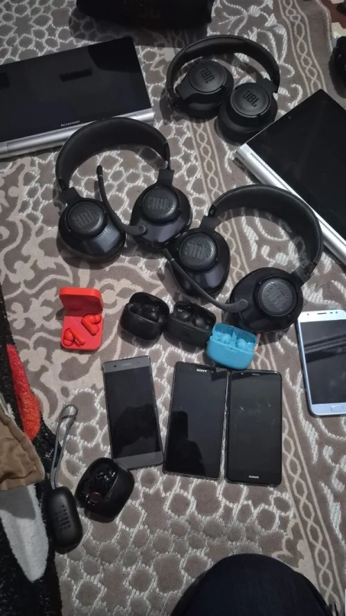 Je vends ce lot qui contient 3 casques jbl des AirPods jbl des tablettes et des téléphone