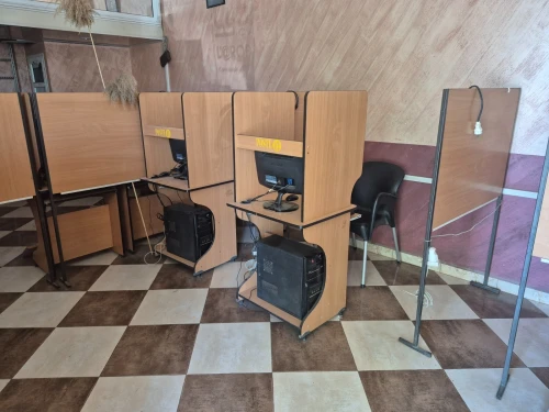 Tables pour pc de bureau (Materiel Cyber cafe )