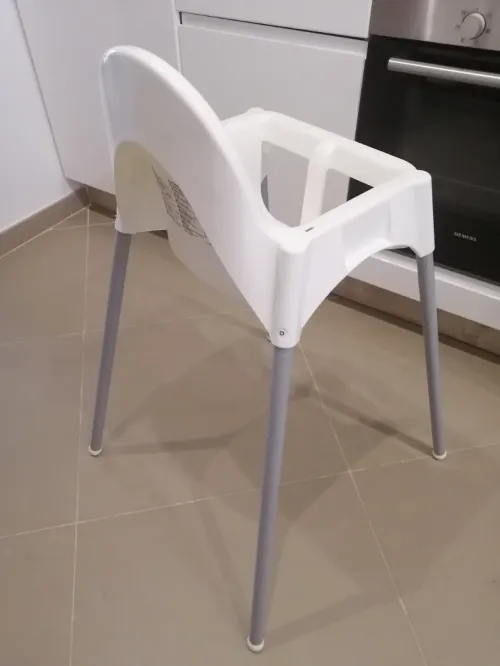 Chaise haute IKEA pour enfant 