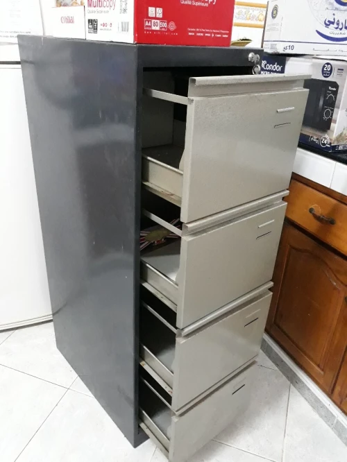 A vendre armoire avec tiroirs metallique