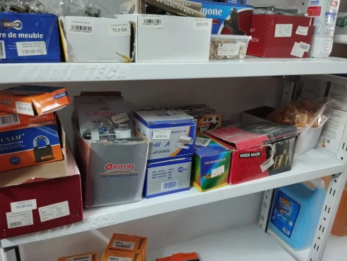 "tres bon prix" lot quincaillerie avec bac de rangement