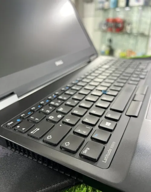 DELL LATITUDE E5570 /  I7-6TH / AMD R7  ( 2 gb ) 