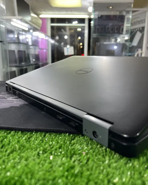 DELL LATITUDE E5570 /  I7-6TH / AMD R7  ( 2 gb ) 