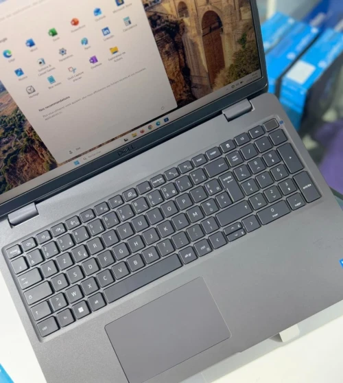 PC LAPTOP DELL LATITUDE 5540 sous emballage