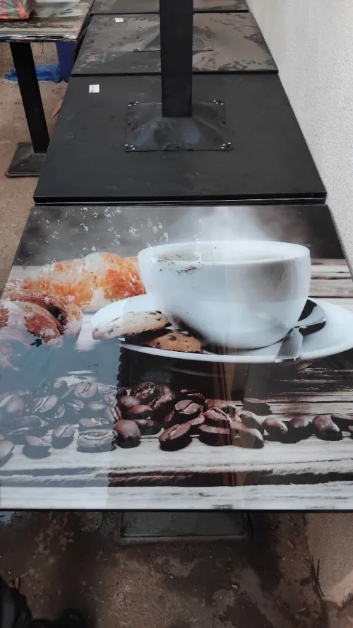 Table et chaises cafétéria 