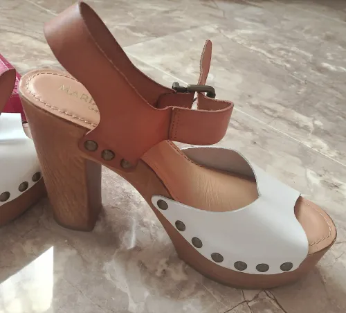 Sandales compensées en cuir naturel MARIAMARE  blanc et camel