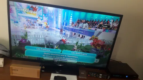 Tv condor 40 très bonne état + support mural en boite jamais utiliser