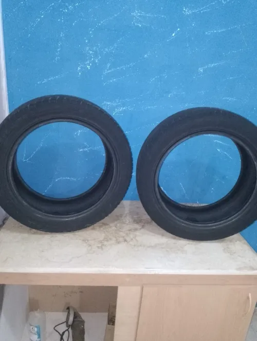 A vendre deux pneus bonne occasion 
