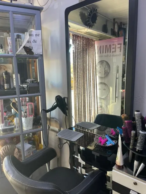 vente de materiels de coiffures , esthetiques et ongleries