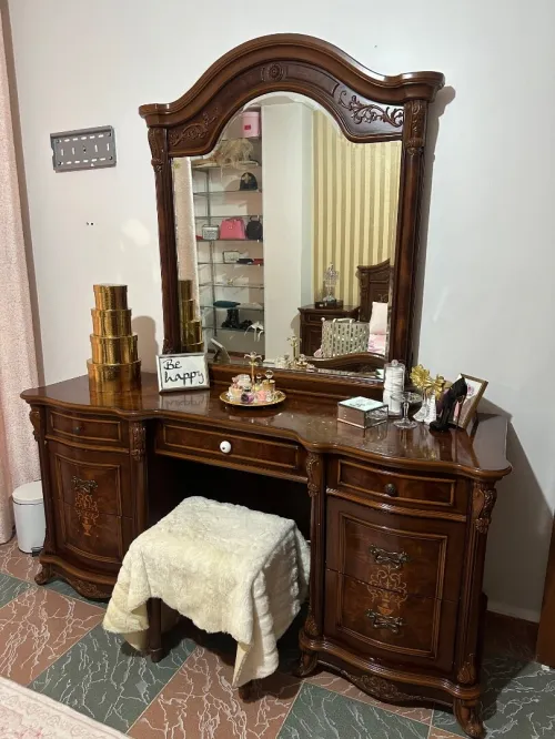 Chambre à coucher deux lits coiffeuse table de nuit armoire