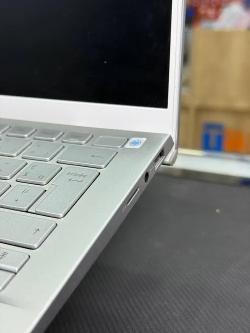 DELL inspirons 13 5000 / i7-1165G7 / 8 GB / 256ssd /  NVIDIA GeForce MX350