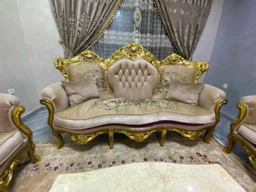 Salon égyptien très bien entretenu 