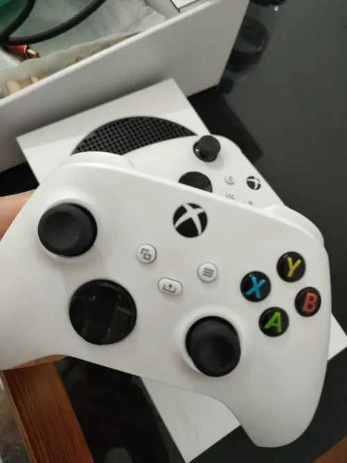 Xbox series s 512g avec 2 manette etat 10/10 (aout 2021) avec la boite