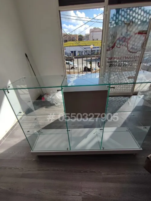 Vitrine et présentoir d'exposition en verre 