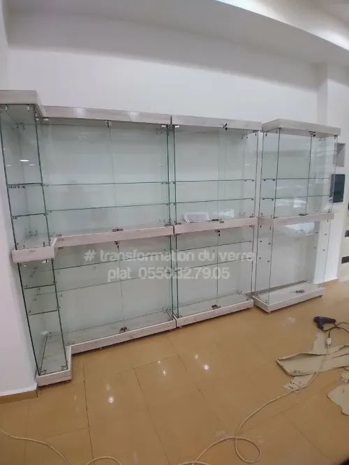 Armoire et comptoir d'exposition en verre 