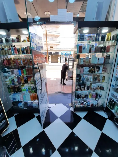 Vitrine et présentoir d'exposition en verre 