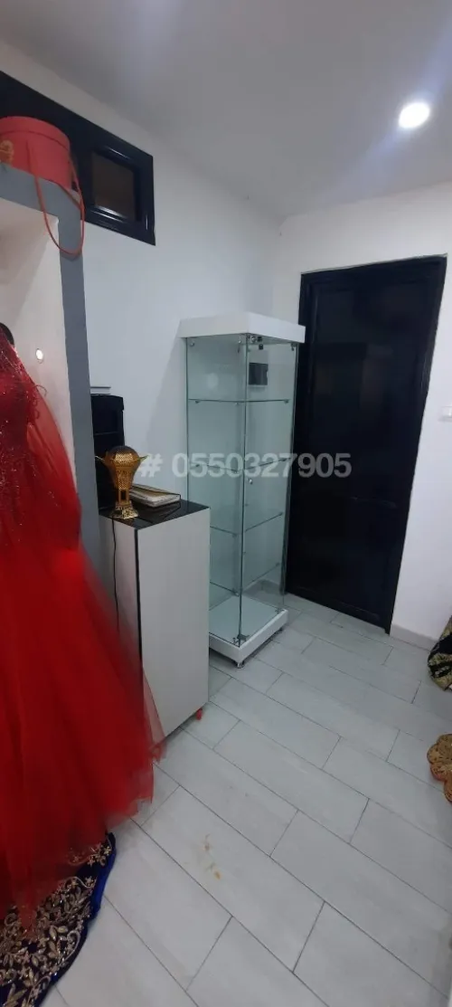 Armoire et comptoir d'exposition en verre 