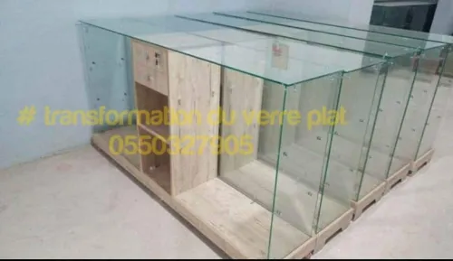Vitrine et présentoir d'exposition en verre 