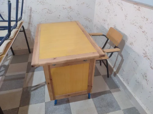 Tables bureau et chaises scolaires