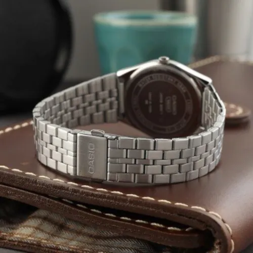Montre casio en acier inoxydable original