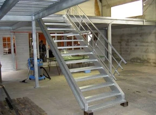 Fabrication et montage des hangars