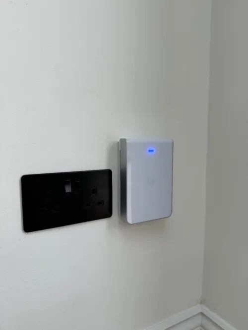 U7-Pro-Wall - Ubiquiti UniFi U7-PRO-WALL