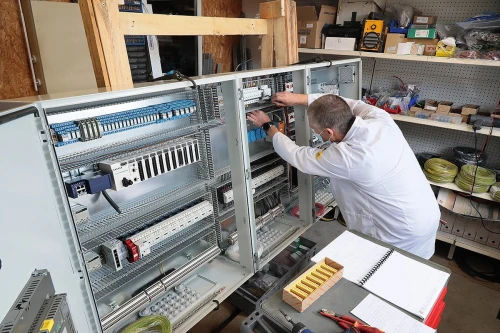 Automaticien , cablage des armoire electrique et programation des automats , Siemens , Mitsubishi , Omron , XINJE , et tout les automate de la chine 