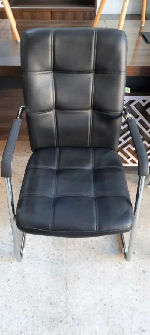 Chaise visiteur confortable modèle 2