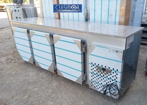 TABLE REFRIGEREE AVEC UN DESSUS MARBRE/ GRANIT OU INOX 